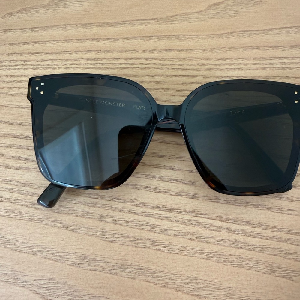 GENTLE MONSTER Her S. Women's Oversized Black Tortoiseshell Sunglasses